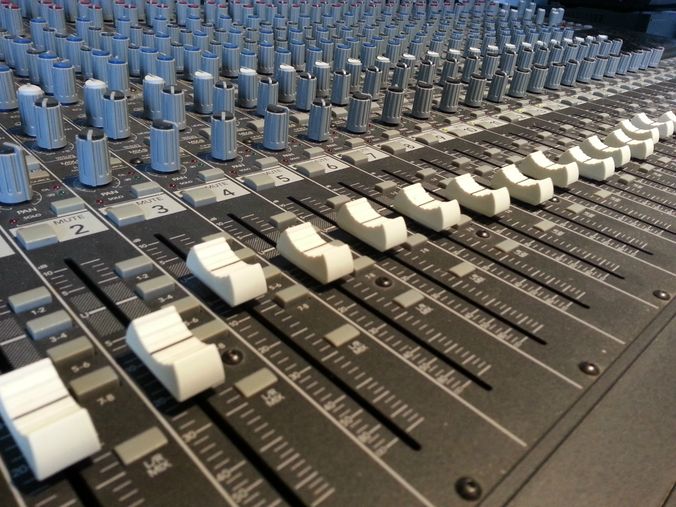 I studiet benyttes MACKIE mixer til lydredigering...